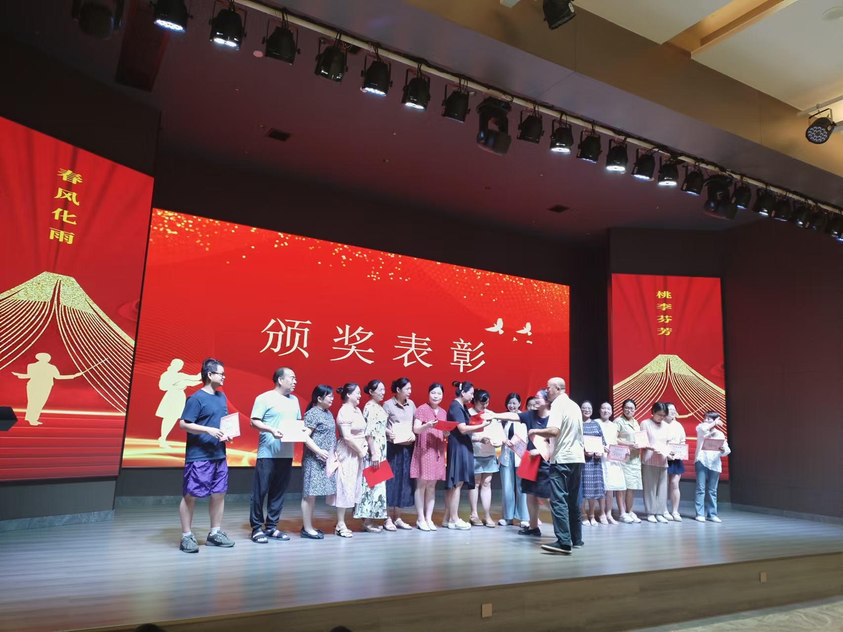 9月10日，曙光学校教师节文艺晚会在安博（中国）溢香园酒店举办
